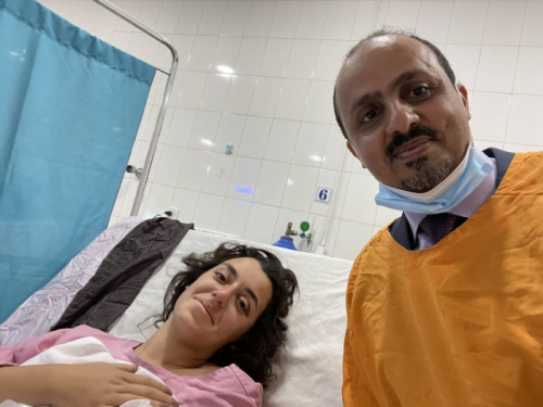 الإرياني يتخلى عن الإعلاميين الجرحى في قصف عدن