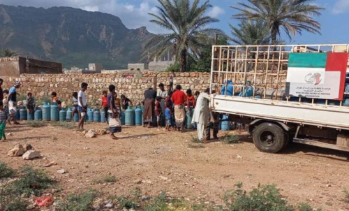 خليفة الانسانية تواصل تزويد سكان سقطرى بالغاز المنزلي