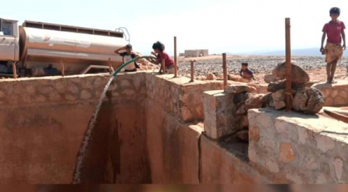 الامارات تمد منطقة ديكسم في سقطرى بالمياه النقية