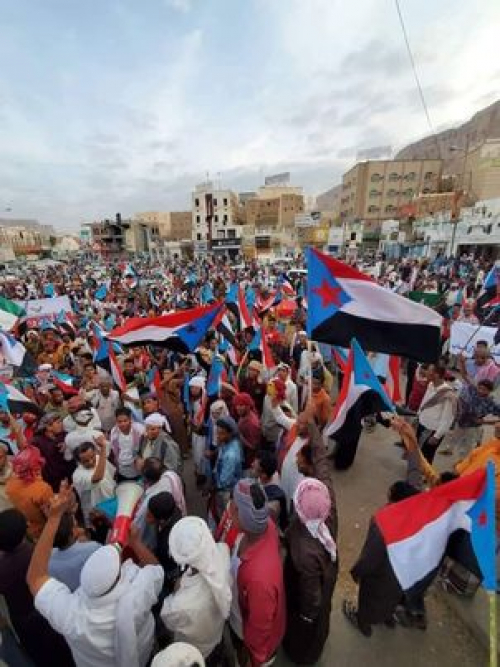 متظاهري سيئون يطالبون بإحلال النخبة الحضرمية في كافة مناطق وادي حضرموت