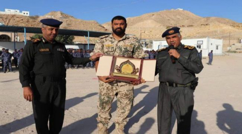لموقفه مع أسرة عدنية.. أمن المكلا يكرم "العطاس"
