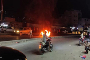 عدن تغرق في الظلام.. والمحتجون يشعلون الطرق احتجاجاً على الكهرباء!