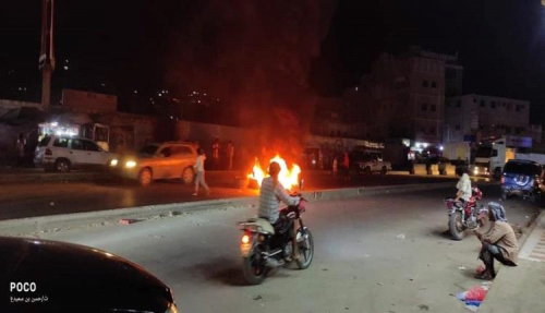 عدن تغرق في الظلام.. والمحتجون يشعلون الطرق احتجاجاً على الكهرباء!