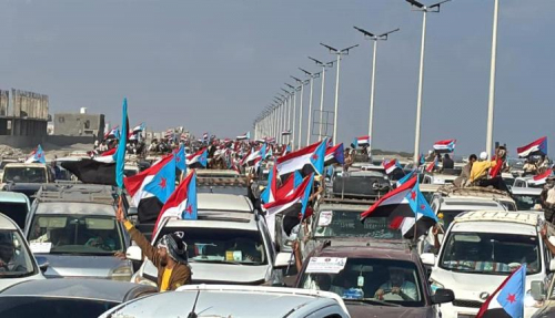 موكب حاشد لأبناء أبين يصل مشارف عدن دعماً لمطالب إعلان دولة الجنوب
