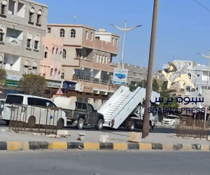 عاجل: مليشيات العليمي والإخوان تسرق سلم الطائرات بمطار الريان لإستخدامه في مطار مأرب