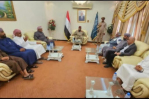 ينادون بدولة حضرموت ويتحلقون حول حاكمهم العسكري اليمني