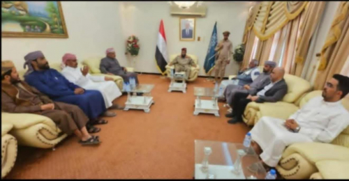 ينادون بدولة حضرموت ويتحلقون حول حاكمهم العسكري اليمني