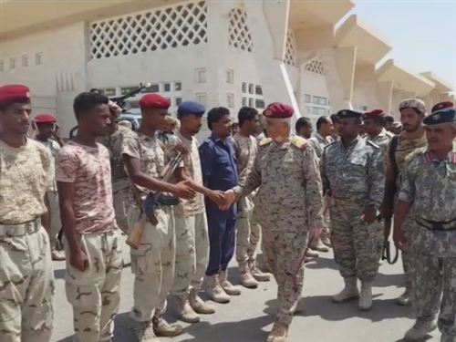طائرة أمريكية بدون طيار تراقب قيادات ارهابية مطلوبة بمقر المنطقة العسكرية الأولى بسيئون وتحلق فوقها