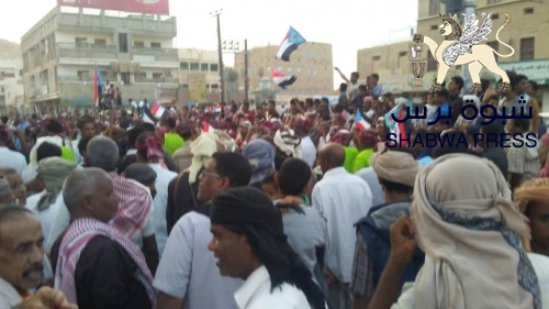 ضابط في جيش الإحتلال اليمني يهدد المحتفلين بزيارة الهدار في القطن لرفعهم علم الجنوب 