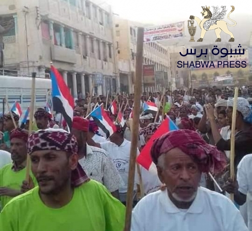 رفع العلم الجنوبي يثير غضب قائد قطاع الاحتلال العسكري اليمني في مديرية القطن