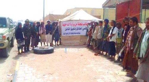 في شبوة.. جنود في القوات الخاصة يعتصمون لليوم للخامس في عتق للمطالبة بمرتباتهم