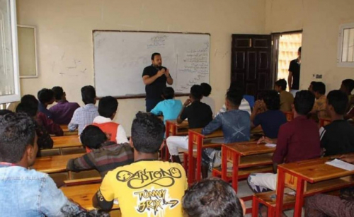 خليفة الإنسانية ترعى دروس تقوية لطلاب الثانوية في سقطرى