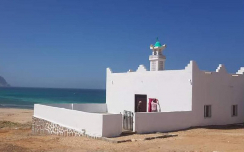 تكفلت بترميمه.. خليفة الإنسانية تفتتح مسجد عبيد السويدي بقلنسية