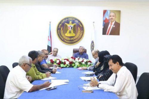 خلية الأزمات تقف أمام استمرار أزمتي الخدمات وتأخر صرف الرواتب