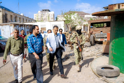 عاجل: المحافظ لملس يزور إدارة الكهرباء ويوقف نائبي المدير العام 