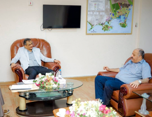 المحافظ لملس يستدعي مدير عام كهرباء عدن على وجه السرعة عقب زيارته المفاجئة للمؤسسة 