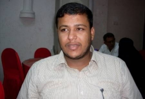 فضيحة لـ "العليمي".. مدير مكتب هادي يصرف 77 جوازًا دبلوماسيًا لقيادات حوثية.