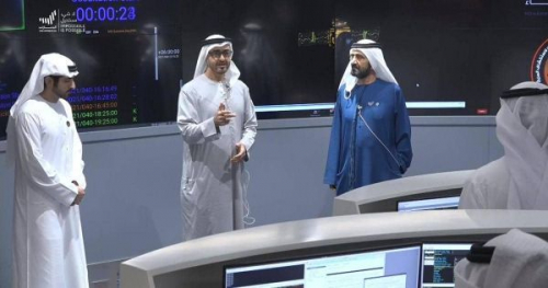 إبن زايد: على منبرِ الدنيا يدوي بصوتهِ ** وليس سواهُ في الحشودِ خطيبُ