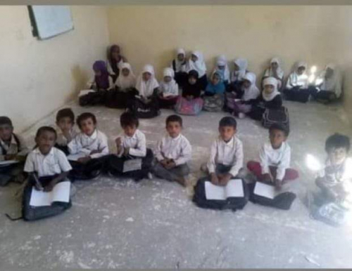 في محافظة النفط والغاز: الطلاب يفترشون الأرض ويبحثون عن المناهج 