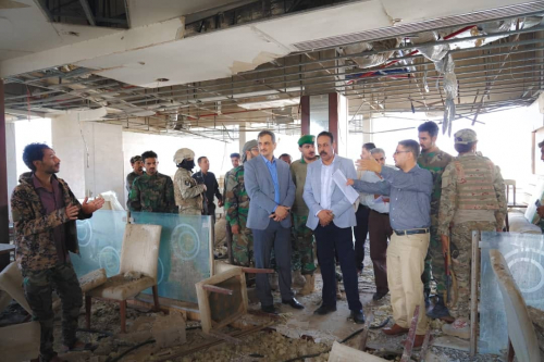 كأول مسئول حكومي: لملس يزور فندق عدن ويطلع على الأضرار الكبيرة التي لحقت به 