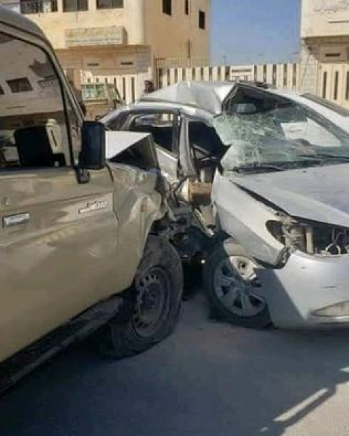 طقم عسكري يصدم سيارة مواطن بعتق ويصيب طفل بجروح خطيرة نقل إلى المكلا للعلاج