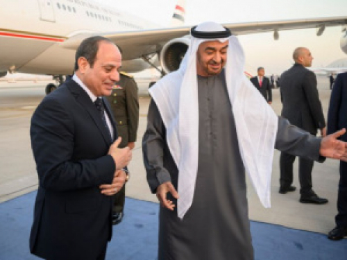 الشيخ محمد بن زايد يستقبل السيسي لدى وصوله الإمارات