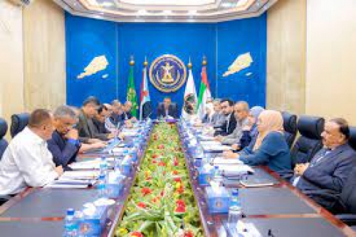 الانتقالي يوصي الرئيس الزُبيدي بتشكيل فريق تفاوض جنوبي