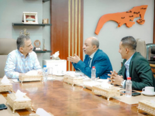 محافظ عدن يوجه بتطوير الخدمات الطبية في مستشفى الجمهورية