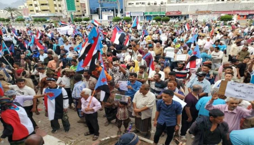 توافد كبير الى الوقفة الاحتجاجية الثالثة لنقابات عمال الجنوب