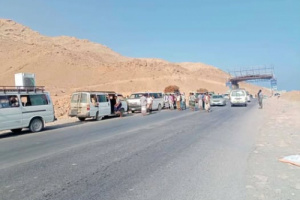 نقطة بروم العسكرية تغلق الطريق وتمنع جماهير حجر وشبوة من الوصول إلى مليونية المكلا