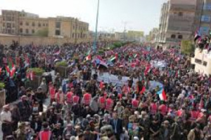 قوات أمن شبوة تطلق النار من أسحلة رشاشات ثقيلة على المتظاهرين في عتق