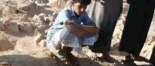 ابشِروا يا قتلة شبوة بعذاب جهنم الطويل.. طفل يتيم ابن الشهيد بن عشبة ينظر إلى تراب قبر أبيه وحسرة قلبه الصغير تفتت الصخر(صور)