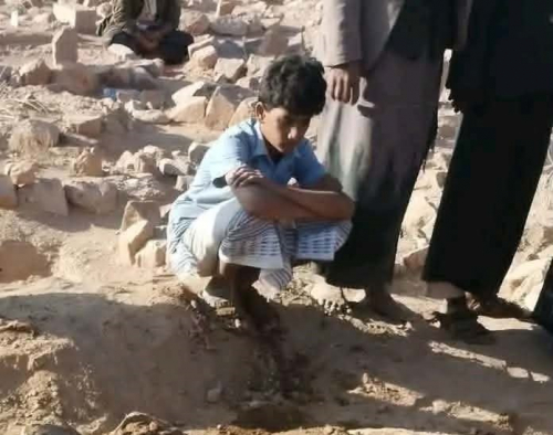 ابشِروا يا قتلة شبوة بعذاب جهنم الطويل.. طفل يتيم ابن الشهيد بن عشبة ينظر إلى تراب قبر أبيه وحسرة قلبه الصغير تفتت الصخر(صور)