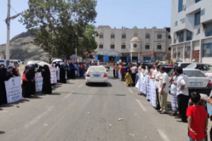 مئات من أبناء عدن يتجمعون أمام بوابة معاشيق رفضًا لوجود رموز ومسؤولي الاحتلال اليمني في العاصمة الجنوبية عدن (صور)