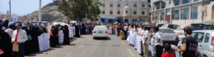 مئات من أبناء عدن يتجمعون أمام بوابة معاشيق رفضًا لوجود رموز ومسؤولي الاحتلال اليمني في العاصمة الجنوبية عدن (صور)