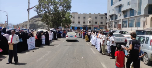 مئات من أبناء عدن يتجمعون أمام بوابة معاشيق رفضًا لوجود رموز ومسؤولي الاحتلال اليمني في العاصمة الجنوبية عدن (صور)