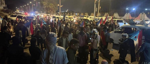 عاجل.. آلاف الجنوبيين تتجه إلى بوابة معاشيق رفضًا لوزراء الاحتلال اليمني (صور)