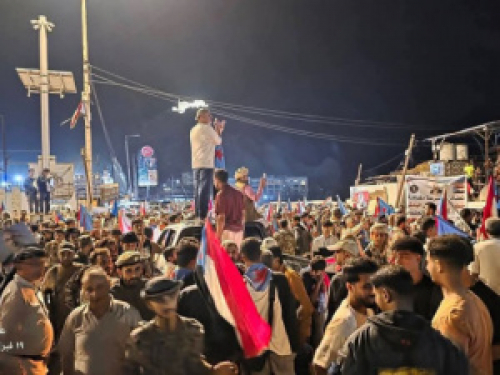 عاجل.. حراسة سلطات الاحتلال اليمني في معاشيق تطلق الرصاص على آلاف الجنوبيين