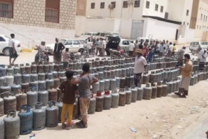 الغاز في الجنوب: صيام النهار وطوابير الذل تحت حكم العليمي وخبرته (صور من المكلا وشبوة)