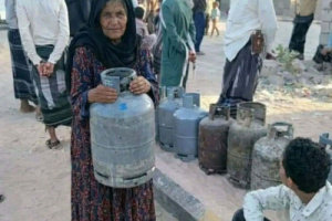 إلى أين يفرّون.. العليمي والمحرمي والصبيحي من دعوة عجوز في طابور الغاز ومن لعناتها..؟