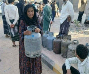 إلى أين يفرّون.. العليمي والمحرمي والصبيحي من دعوة عجوز في طابور الغاز ومن لعناتها..؟