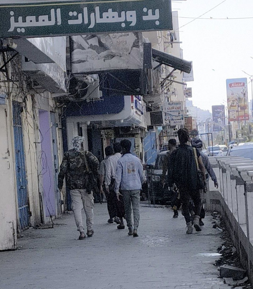 مسلحون بلباس مدني يجوبون شوارع عدن&hellip; هل عادت الفوضى بعد تشتيت القوات الجنوبية؟