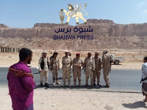 جنود محور عتق يمنعون حركة القاطرات بين شبوه ومأرب احتجاجا على قطع رواتبهم من سلطة مأرب لـ 8 أشهر 