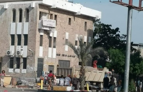 مسلحون يغلقون الشارع الرئيسي بالمعلا بسواتر ترابية والاصلاح يدفع بعناصره لحرف مسار قضية مقتل الشاب ‘‘دمبع‘‘ 