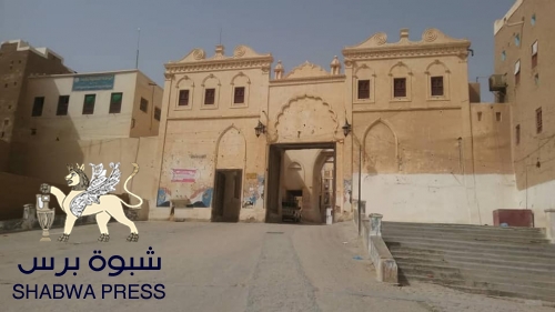 بوابة شبام التاريخية تتصدع وتحتضر والإهمال ينخرها .