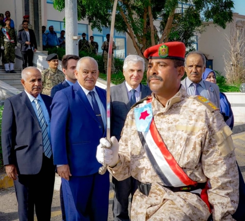 مراسيم استقبال السفير الروسي بمعقل الإنتقالي تحت علم ونشيد الجنوب .. دفع الشرعية لدعوة سفير أمريكا