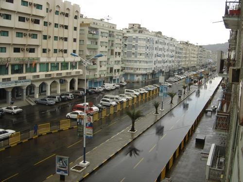 إشارات المرور الضوئية تعود للعمل بعدن بعد ربع قرن من التوقف 