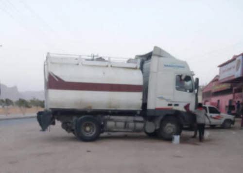 شاحنات صغيرة لتهريب نفط شبوة إلى الحوثيين بالبيضاء