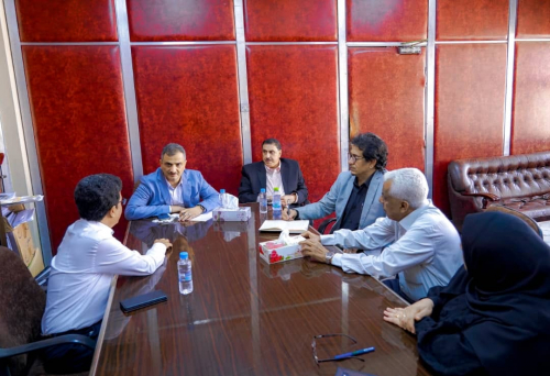 المحافظ لملس يلتقي قيادة شركة النفط ويتخذ عدداً من التدابير لتوفير مادة البنزين 