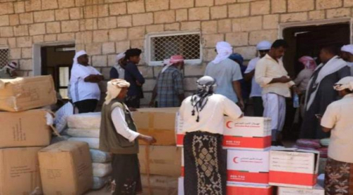 توزيع مساعدات انسانية اماراتية على لشريط الساحل الغربي بسقطرى